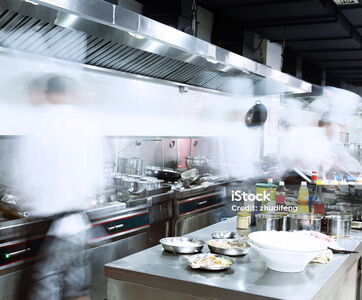 Geschäftige Köche in einer Großküche