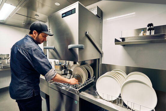 Ein Wartungstechniker überprüft einen Winterhalter-Geschirrspüler