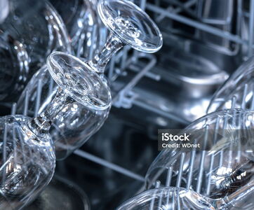 Saubere Gläser in einem Gastronomie-Geschirrspüler